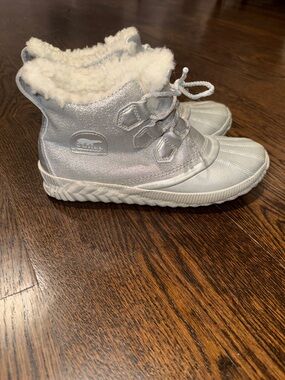 DISNEY X SOREL WOMEN’S OUT ‘N ABOUT FROZEN 2 BOOT Silver Size: US 7.5